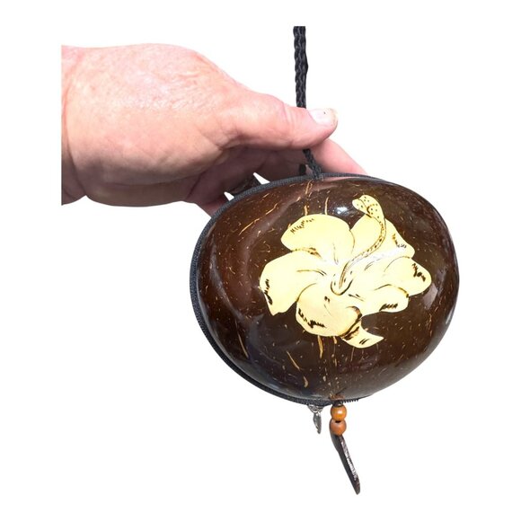 Handcrafted Carved Sea Turtle Coconut Shell Crossbody Purse Tropical Lei Flower - Picture 4 of 15
